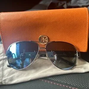 Tory Burch Silver Aviator Sunglasses with Orange Case Tory Burch | Accessories | Tory Burch Silver And Gray  main image 3